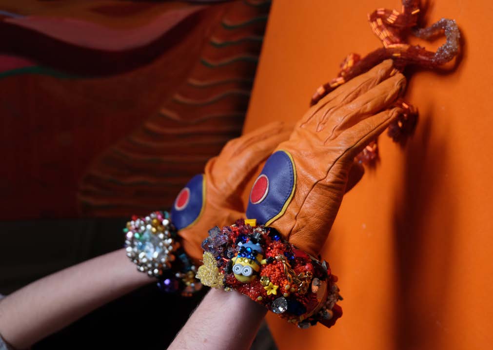 Ce bijoux vous ira comme un gant, 2023, Cristaux Swarovski, objets trouvés, jouets