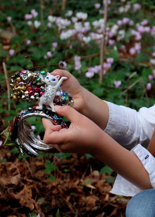 Chacun cherche son chat, 2023, Cristaux Swarovski, objets trouvés, jouets