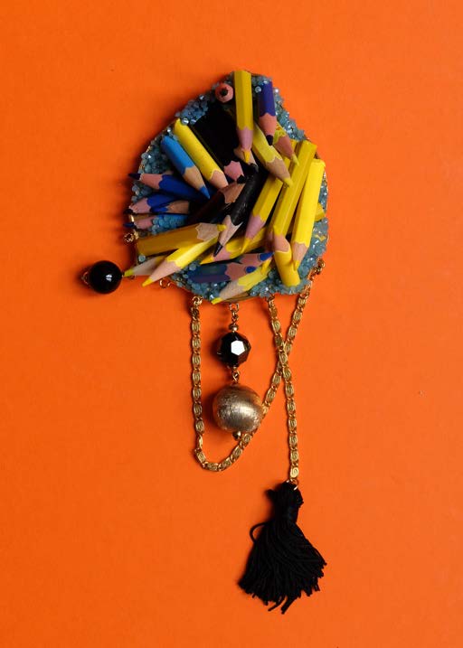 Les crayons de couleurs sortent du cartable, 2023, Cristaux Swarovski, objets trouvés, jouets
