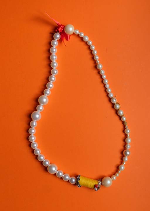 De fil en aiguille 1, 2023, Cristaux Swarovski, objets trouvés, jouets