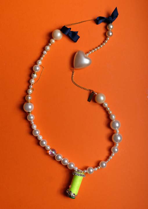 De fil en aiguille 2, 2023, Cristaux Swarovski, objets trouvés, jouets