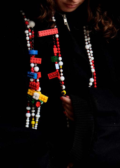 Échafaudage, 2023, Cristaux Swarovski, objets trouvés, jouets