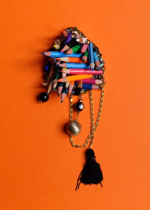 Les crayons de couleurs pour écrire des lettres, 2023, Cristaux Swarovski, objets trouvés, jouets