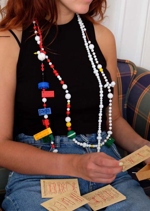 En construction, 2023, Perles, objets trouvés, jouets