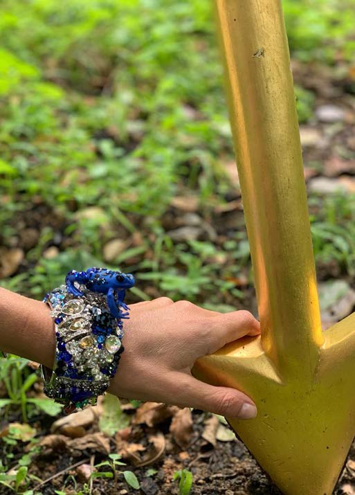 Je ne suis pas une grenouille ni une princesse, mais essayez de m'embrasser !, 2023, Cristaux Swarovski, objets trouvés, jouets