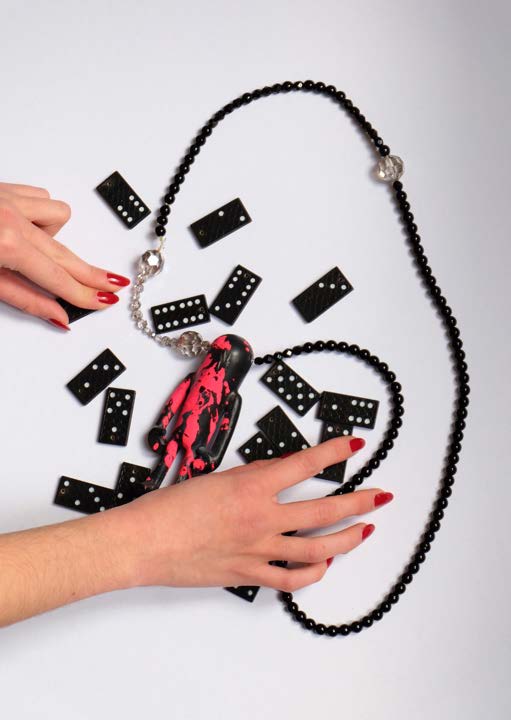 Le jeu est lancé ! Faites vos jeux, rien ne va plus, 2023, Cristaux Swarovski, objets trouvés, jouets