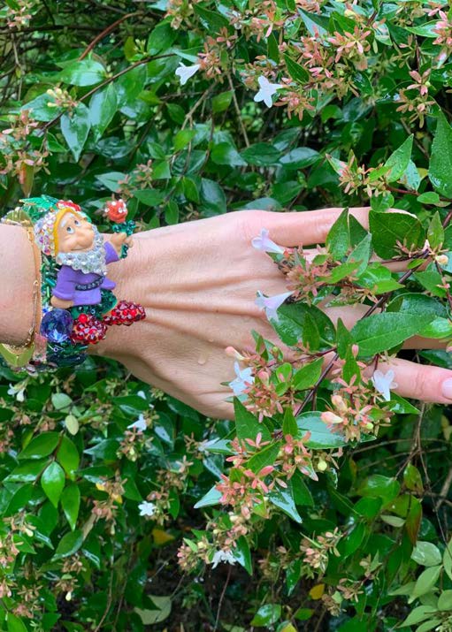 Le plus timide des sept nains, 2023, Cristaux Swarovski, objets trouvés, jouets