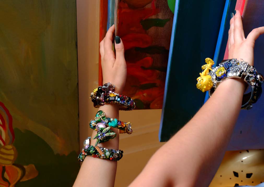 Maya l'abeille / Libellule, 2023, Cristaux Swarovski, objets trouvés, jouets