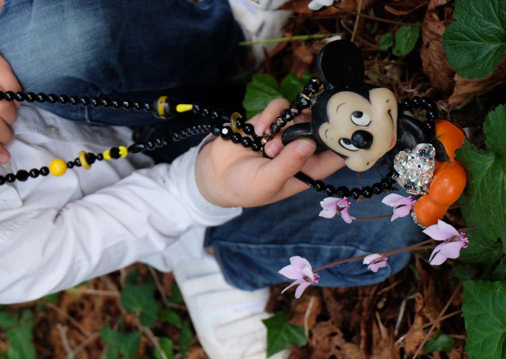 Mickey automnal, 2023, Cristaux Swarovski, objets trouvés, jouets