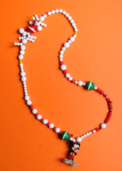 Mickey en construction, 2023, Cristaux Swarovski, objets trouvés, jouets