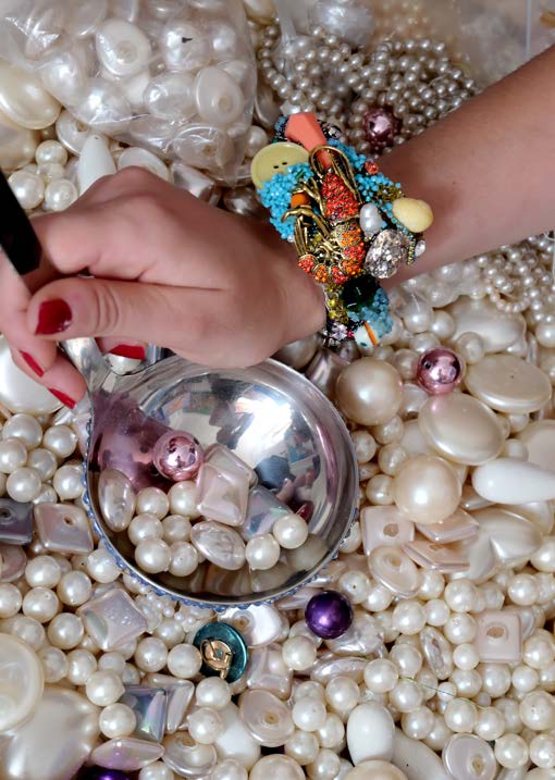 Océanique, 2023, Cristaux Swarovski, objets trouvés, jouets