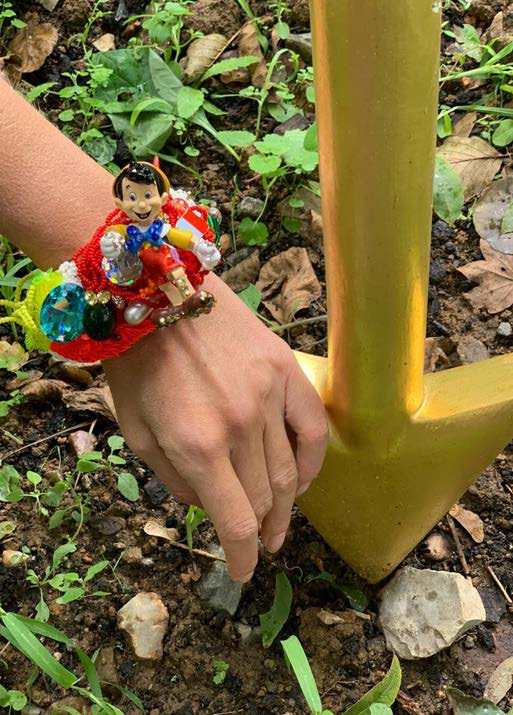 Ne me mens pas Pinocchio !, 2023, Cristaux Swarovski, objets trouvés, jouets