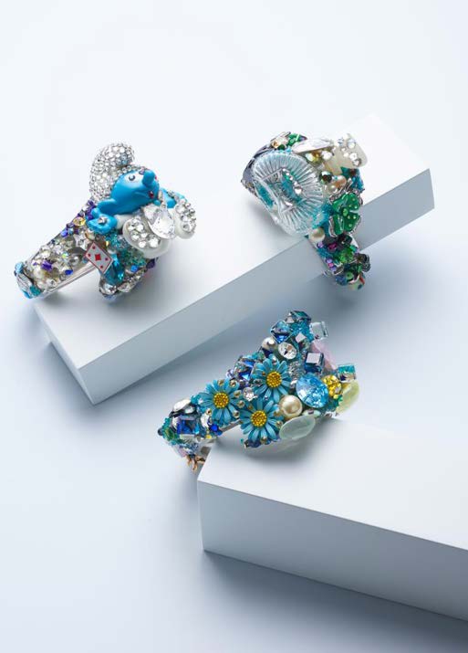 Schtroumpf / Marguerites bleues / Trèfle de bonne chance, 2023, Cristaux Swarovski, objets trouvés, jouets