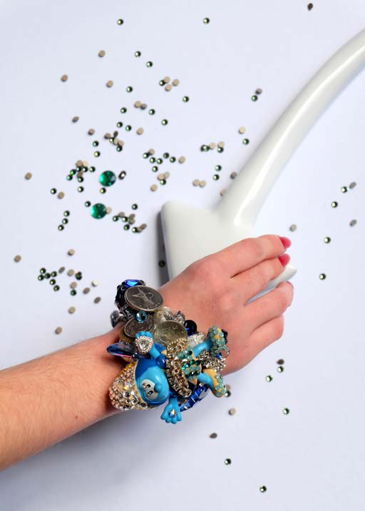 Pourquoi n'y a-t-il qu'une seule Schtroumpfette au village ?, 2023, Cristaux Swarovski, objets trouvés, jouets
